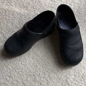 Dansko sz 38 black nubuck leather casual slip on clogs